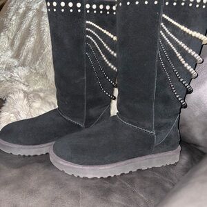UGG Limited Edition Black SuedeCalais Pearls Size 9 Boots W/Box EUC